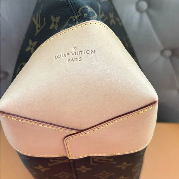 NEW Louis Vuitton Berri HOBO Bag - Picture 8 of 13